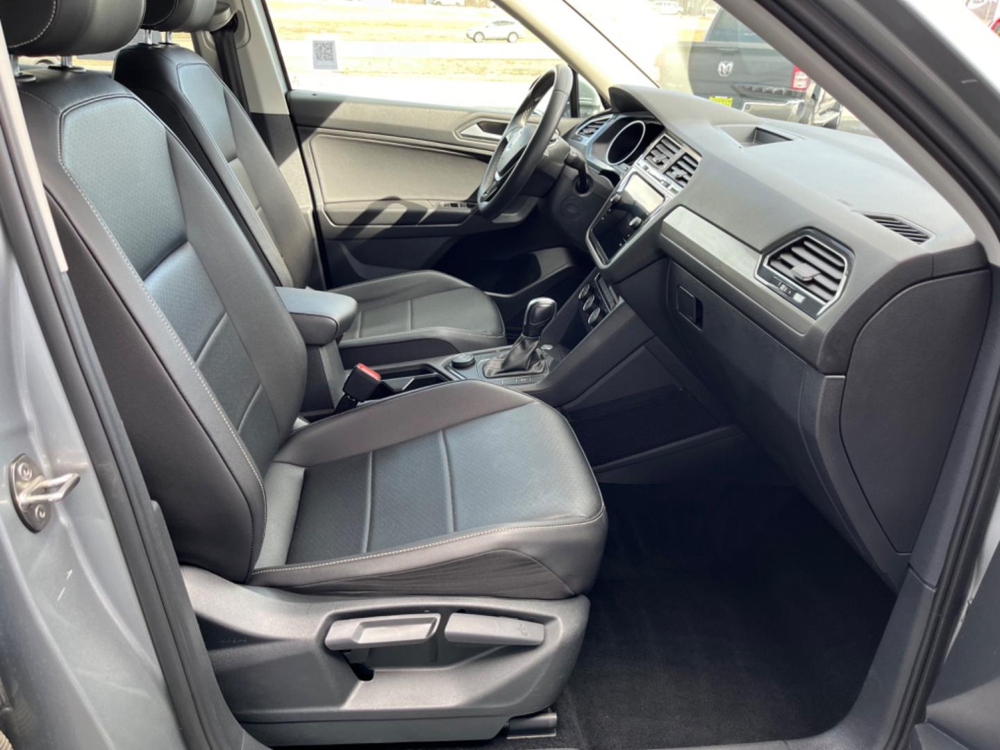 2021 GRAY /Black VOLKSWAGEN TIGUAN SE 4MOTION (3VV2B7AX6MM) with an 2.0L engine, Automatic transmission, located at 1960 Industrial Drive, Wasilla, 99654, (907) 274-2277, 61.573475, -149.400146 - Photo#10